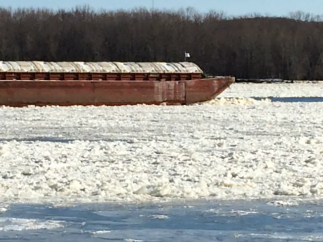 Barges struggle to move through the ice-filled Mississippi River near Dubuque, Iowa, on Nov. 20, 2014 (Photo by Brad Hanson, KWWL News, Dubuque Bureau)